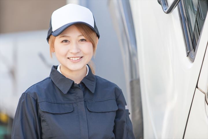 《佐賀市》週払いOK・4ｔ車での企業向け一般貨物の集配ドライバー！（土日祝休み・日勤）