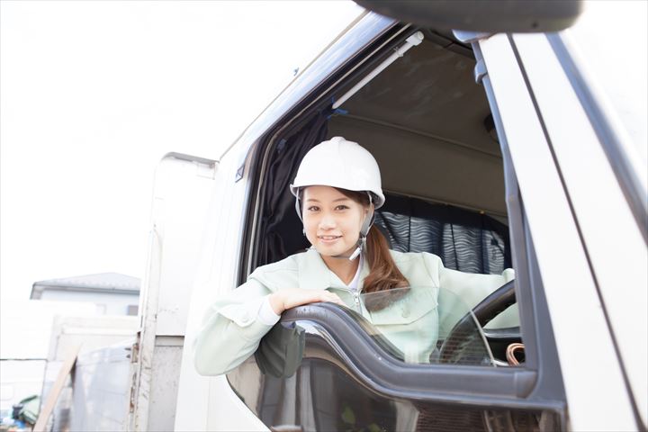 《さいたま市岩槻区》週払いOK・3ｔ車での3温帯食品配送ドライバー！（高収入・夜勤）