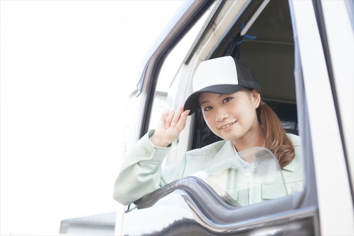 《伊勢崎市》週払いOK・4ｔ車での食品や日用品のコンビニ配送ドライバー！（Web面接OK・高収入）