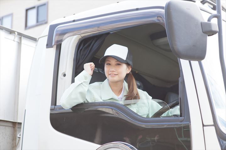 《厚木市》週払いOK・大型車でのメーカー倉庫などからの資源ゴミの回収ドライバー！（Web面接OK・時間外勤務ほぼ無し）