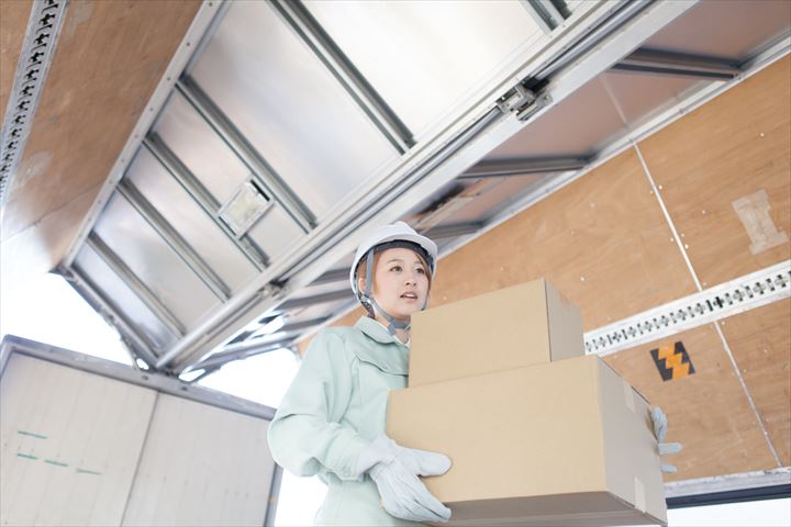 《川崎市川崎区》週払いOK・大型ウイング車での家具等のセンター間配送ドライバー！（高収入・曜日固定休み）