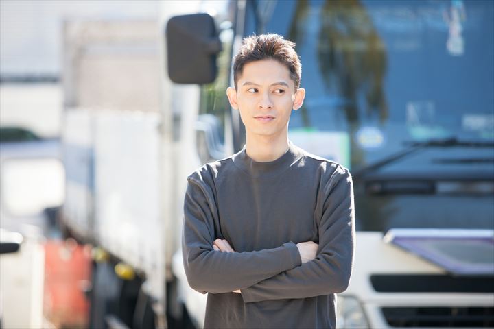 《富里市》週払いOK・3ｔ車でのチルド、ドライ品のコンビニ配送ドライバー！（Web面接OK・短時間22:00～5:00）