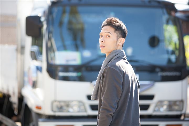 《さいたま市北区》週払いOK・2ｔ車での冷凍食品のセンター間配送ドライバー！（高時給・短時間11:30～17:30）