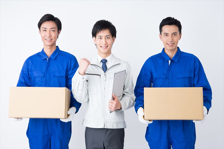 《三鷹市》週払いOK・4ｔ車でのパソコン等のセンター間配送ドライバー！（超高収入・土日祝休み）