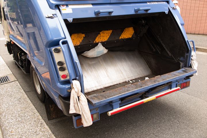 《港区》週払いOK・2ｔ車での資源ゴミのルート回収ドライバー！（ルート配送・土日休み）