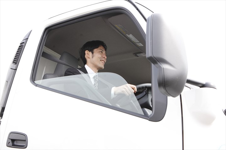 《蓮田市》週払いOK・4ｔ車での弁当屋へのチルドフロ－ズン商品の配送ドライバー！（Web面接OK・高時給）