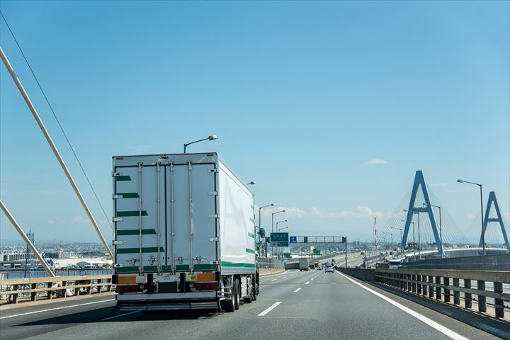 《江戸川区》週払いOK・大型車での食品類のセンター間配送ドライバー！（Web面接OK・超高時給）