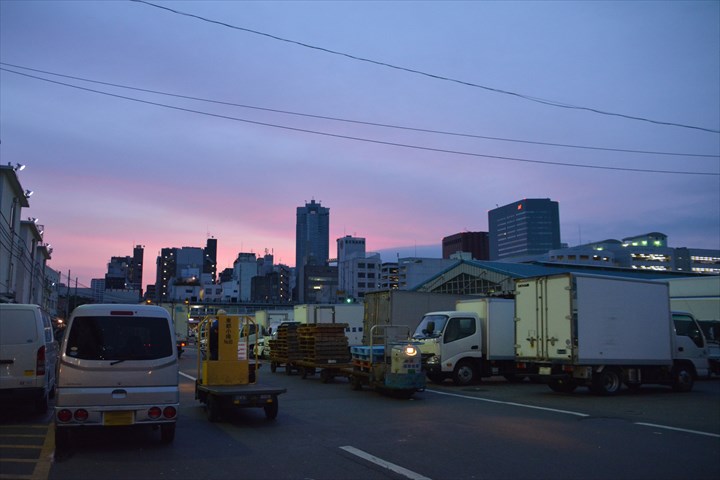 《安曇野市》週払いOK・3ｔ車でのチルドや米飯商品のコンビニ配送ドライバー！（Web面接OK・短時間21:00～3:00）