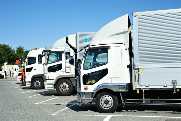 《太田市》週払いOK・大型車での自動車部品の工場間配送ドライバー！（Web面接OK・土日休み）