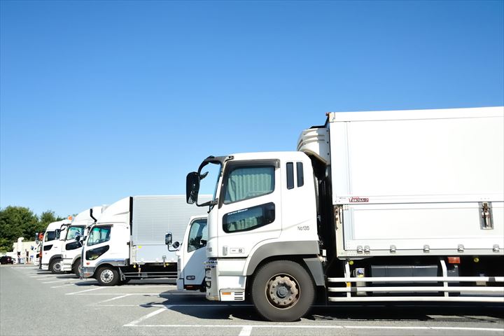 《知多市》週払いOK・大型トレーラーでの穀物や飼料の工場間配送ドライバー！（Web面接OK・土日祝休み）