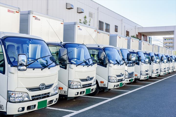 《三木市》週払いOK・2ｔ車でのチルドや米飯商品の店舗配送ドライバー！（Web面接OK・高収入）