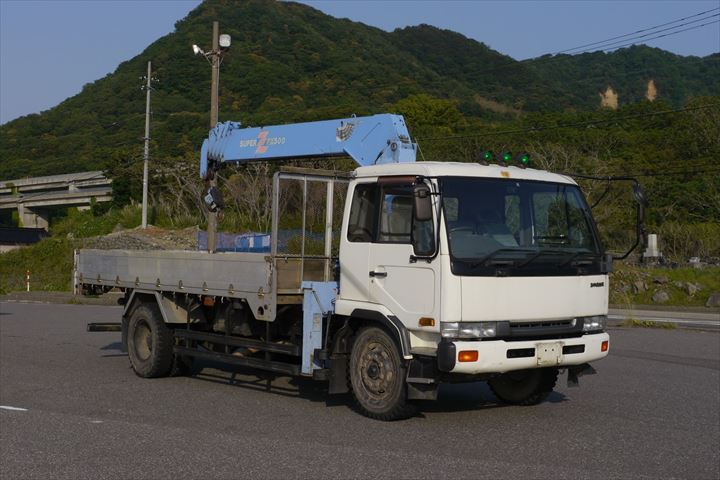 《京都市伏見区》週払いOK・4ｔアームロール車での産業廃棄物の運搬ドライバー！（高時給・土日休み）