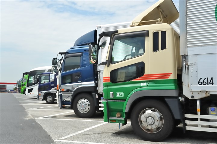 《摂津市》週払いOK・普通車～大型車の構内での車両移動ドライバー！（Web面接OK・運転中心）