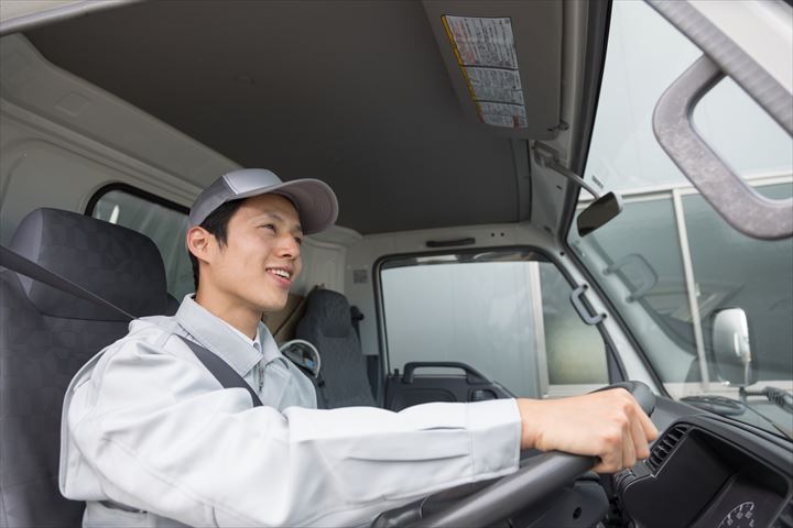 《茨木市》週払いOK・4ｔ車でのスーパーへのチルド、ドライ品の配送ドライバー！（Web面接OK・AT限定OK）