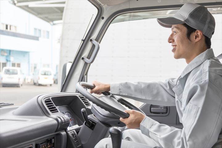 《船橋市》週払いOK・3ｔ車での店舗やセンターへのチルド品の配送ドライバー！（Web面接OK・週休2日）