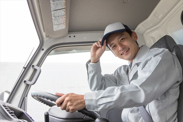 《愛甲郡愛川町》週払いOK・4ｔ車でのファミレスへの冷凍冷蔵食品の配送ドライバー！（Web面接OK・高収入）