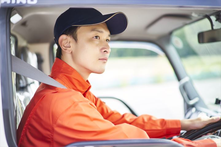 《摂津市》週払いOK・4ｔ車でのスーパーへの食品の配送ドライバー！（Web面接OK・カゴでの積み下ろし）