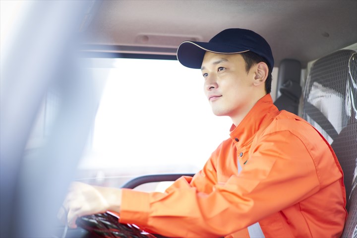 《小牧市》週払いOK・4ｔ車での 端材類の回収ドライバー！（Web面接OK・超高時給）