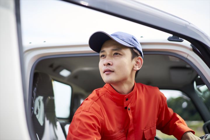 《宇都宮市》週払いOK・2ｔキャリアカーでの車の店舗間輸送ドライバー！（AT限定相談OK・週休3日）