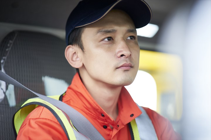 《甲賀市》週払いOK・大型アームロール車での工場からの金属原料の回収ドライバー！（Web面接OK・高時給）