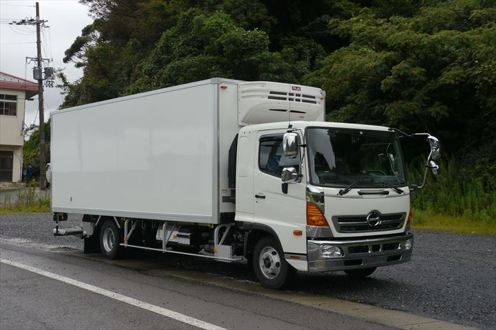 《大阪市西成区》週払いOK・4ｔ車でのスーパーへのチルド食品の配送ドライバー！（Web面接OK・週休2日）