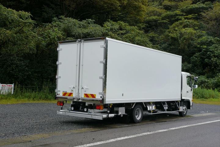 《一宮市》週払いOK・3ｔ車でのコンビニへの冷凍商品の配送ドライバー！（AT限定OK・2024年8月末までの期間限定）