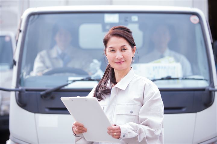 《世田谷区》週払いOK・4ｔ車での機材の配送ドライバー！（高時給・短時間7:00～11:00・週1日～OK）