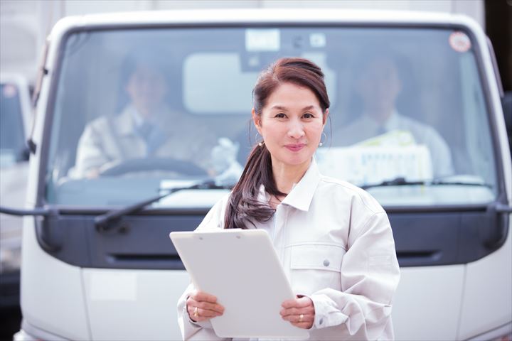 《茨木市》週払いOK・4ｔ車でのスーパーへのチルド、ドライ品の配送ドライバー！（Web面接OK・AT限定OK）