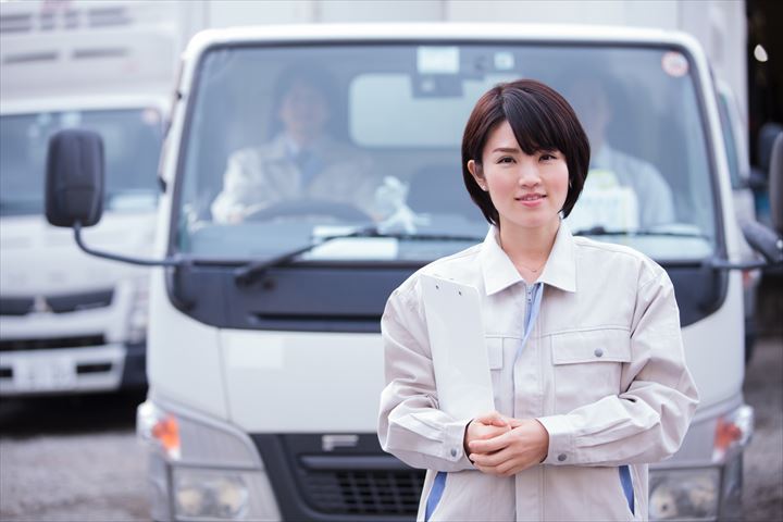 《三田市》週払いOK・4ｔ車でのドラッグストアへのチルド品配送ドライバー！（週休2日・安定収入）