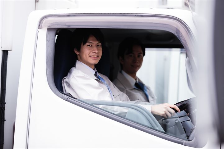 《水戸市》週払いOK・4ｔ車での冷凍食品の店舗配送ドライバー！（曜日固定休み・高収入）