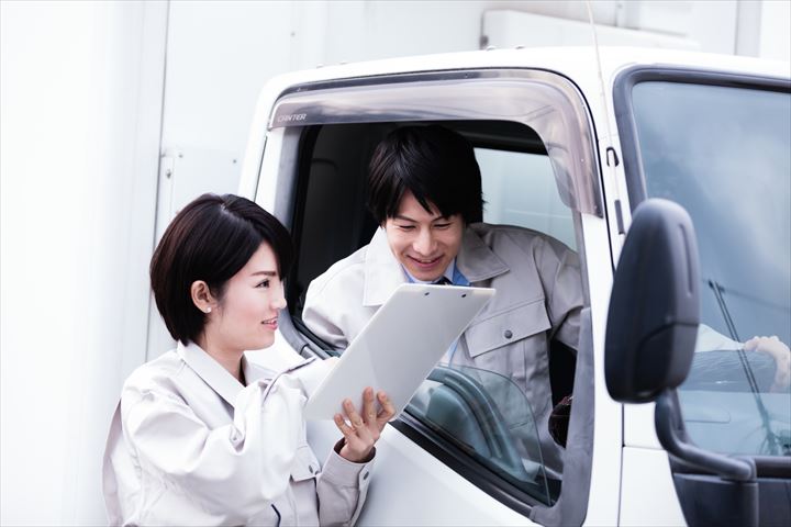 《大田区》週払いOK・4ｔ車での青果類の配送ドライバー！（高収入・週休2日）