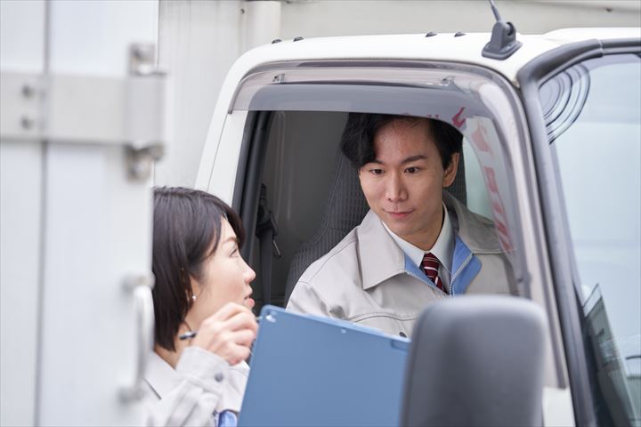 《戸田市》週払いOK・4ｔ車でのコンビニへの書籍の配送ドライバー！（Web面接OK・高時給）