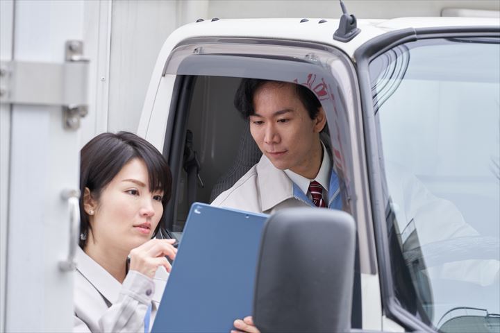 《京都市南区》週払いOK・1ｔ車での企業の社員食堂への食材の配送ドライバー！（Web面接OK・短時間7:30～15:00）