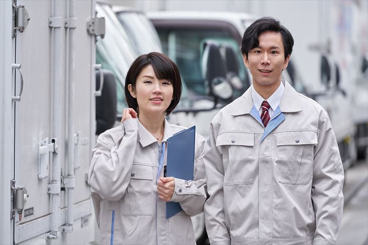 《福知山市》週払いOK・2ｔ車での企業向け一般貨物の集配ドライバー！（土日祝休み・日勤）