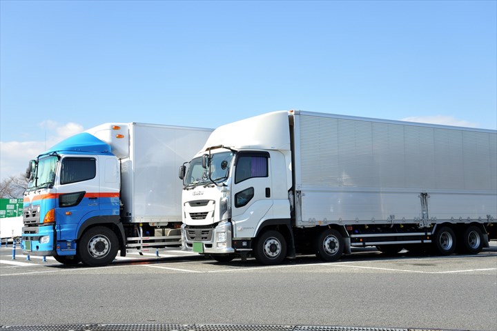 《四日市市》週払いOK・大型車での冷凍食品などのセンター間配送ドライバー！（高収入・シニア活躍中）