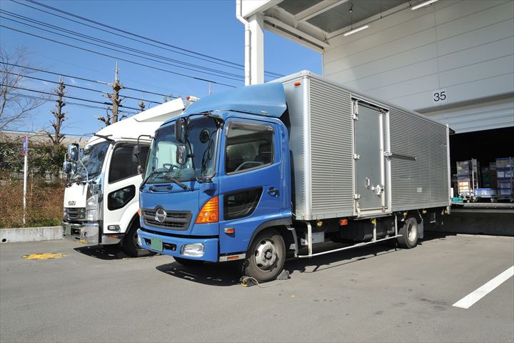 《京都市南区》週払いOK・4ｔ車での企業向け一般貨物の集配ドライバー！（Web面接OK・高収入）