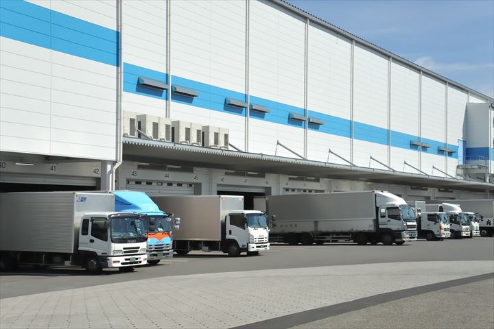 《加古郡稲美町》週払いOK・4ｔ車でのパンのセンター間配送ドライバー！（高収入・夜勤）