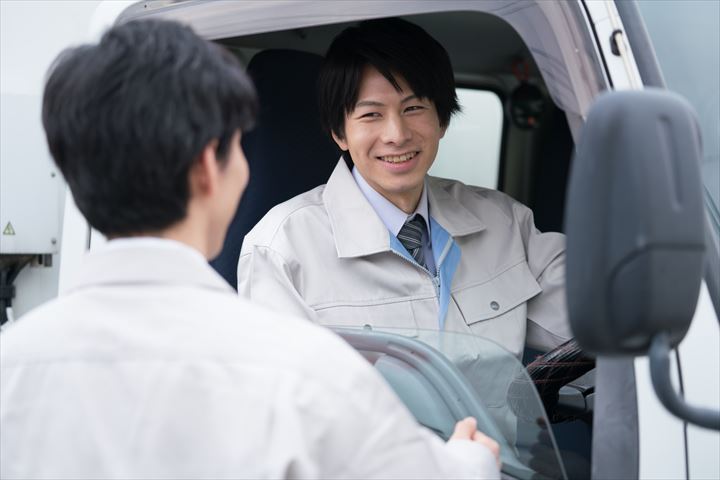 《板橋区》週払いOK・2ｔ～3ｔ車でのお酒や食品の店舗配送ドライバー！（Web面接OK・高時給）