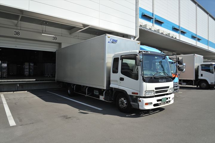 《板橋区》週払いOK・4ｔ車でのスーパーへのチルド、ドライ商品の配送ドライバー！（Web面接OK・カゴ積み下ろし）