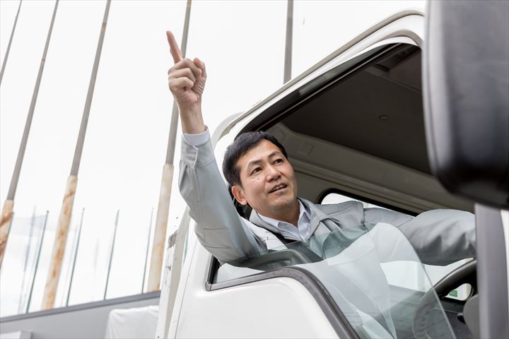 《足立区》週払いOK・2ｔワイド車での資源ごみの回収ドライバー！（Web面接OK・土日祝休み）