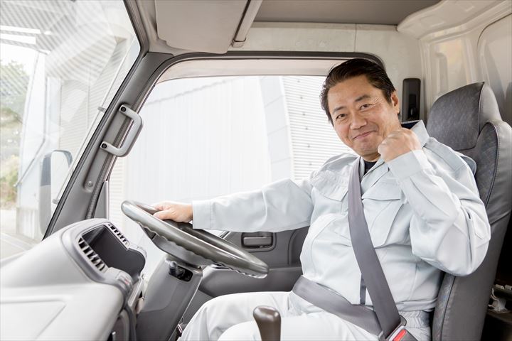 《市川市》週払いOK・中型特殊車両でのビル等の水菅や貯水槽の清掃ドライバー！（Web面接OK・超高時給）