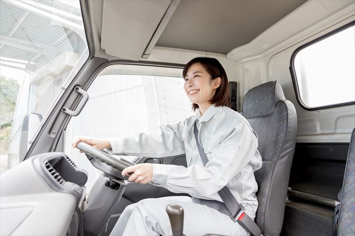 《弥富市》週払いOK・大型車での野菜のセンター間配送ドライバー！（シニア活躍中・曜日固定休み）