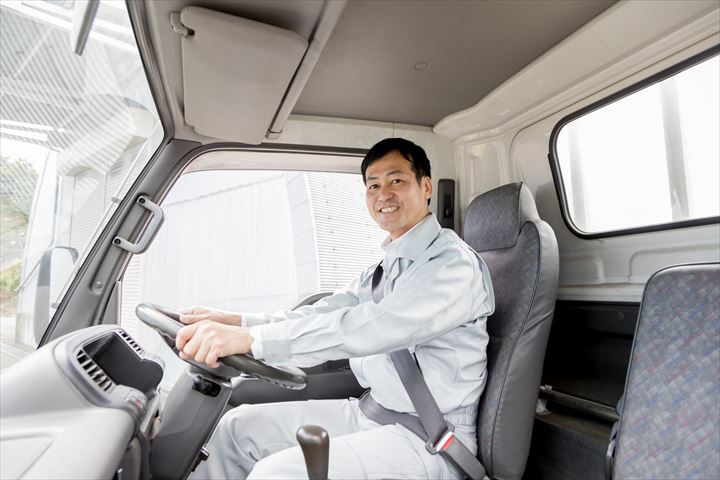 《小牧市》週払いOK・4ｔ車での工場やセンターへの塗料などの配送ドライバー！（土日祝休み・高時給）