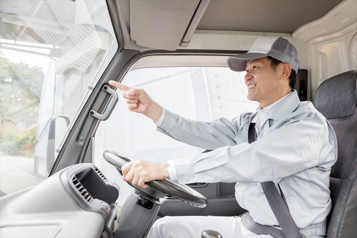 《江戸川区》週払いOK・4ｔ車での食品全般のセンター、問屋などへの集配ドライバー！（高収入・週休2日）