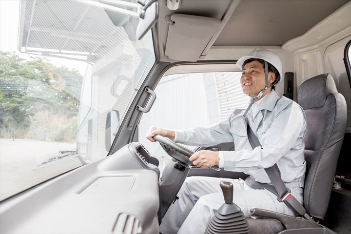 《姫路市》週払いOK・4ｔ車での冷凍冷蔵食品の店舗配送ドライバー！（Web面接OK・時間外勤務ほぼ無し）