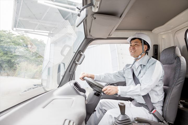 《高槻市》週払いOK・2ｔ車でのスーパーへの食品配送ドライバー！（高収入・ルート固定）