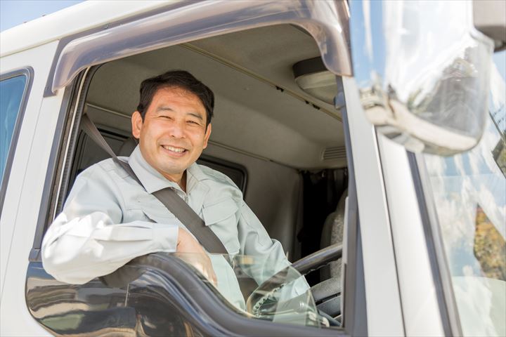 《湖西市》週払いOK・大型車での倉庫や工場への自動車部品の定期輸送ドライバー！（Web面接OK・土日休み）