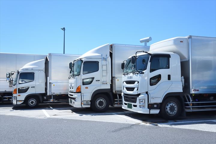 《小牧市》週払いOK・4ｔ車での食品などの店舗配送ドライバー！（Web面接OK・週休2日）