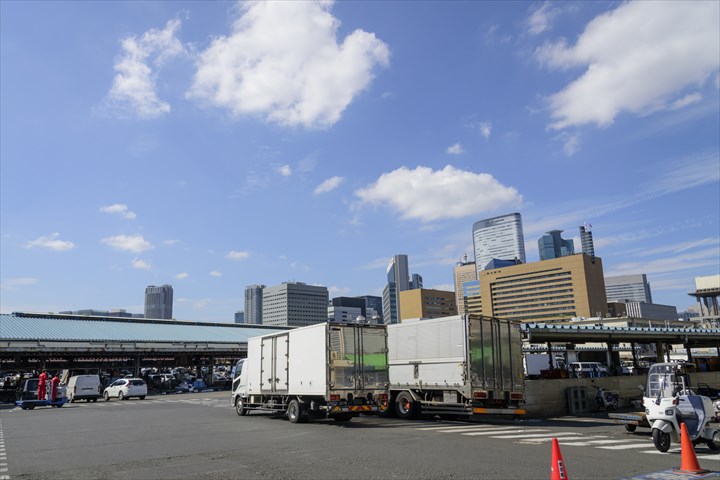 《笠間市》週払いOK・大型車での一般食品のセンター間配送ドライバー！（Web面接OK・高時給）