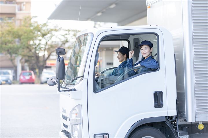 《町田市》週払いOK・4ｔ車でのチルド品や弁当などのセンター間配送ドライバー！（Web面接OK・高収入）